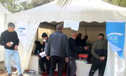 Depremzede vatandaşlara mobil hizmet noktasında EYT hizmeti