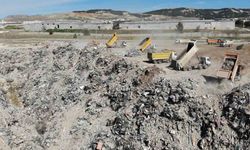 Enkazın döküldüğü dere yatağı moloz dağına dönüştü