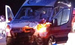 Ambulans traktörle çarpıştı