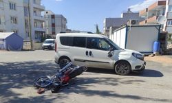 Motosiklet ile hafif ticari araç çarpıştı: 2 yaralı