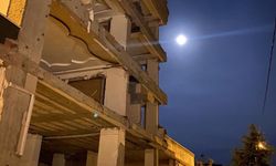 Adıyamanda Hasarlı yapılar ve Mavi Ay