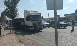 Tırlar trafikte uzun araç kuyruklarına neden oldu