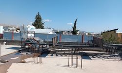 bina yıkımında yangın merdiveni az hasarlı evin üzerine düştü