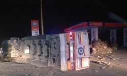 Virajı alamayan tır devrildi: 1 yaralı