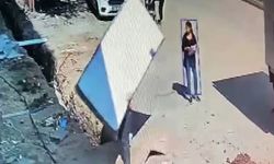 Ev eşyası taşırken alt yapı çukuruna düştü