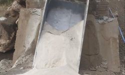 Yüklü kamyonun ağırlığına dayanamayan köprü yıkıldı