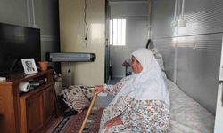 Yaşlı kadın konteynerde karanlıkta kaldı