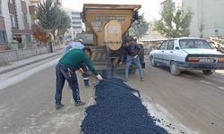Gölbaşı Belediyesi bozulan yolları onarıyor