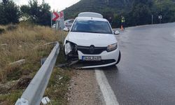 Kahramanmaraş’ta otomobil çelik bariyere çarptı: 2 yaralı