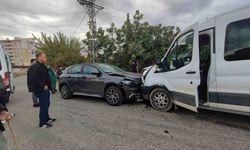 Kahta'da Otomobil ile minibüs kafa kafaya çarpıştı: 5 yaralı