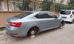 3 aracın lastikleriyle birlikte jantları çalındı