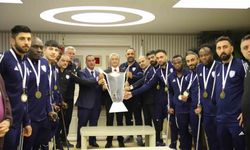 Şampiyon Şahinbey Ampute, Başkan Tahmazoğlu’na kupa sürprizi