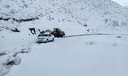 Siirt’te araç sürücüleri kar nedeniyle yolda mahsur kaldı