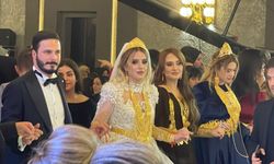Aşiret düğününde takılan altın ve paralar dudak uçuklattı