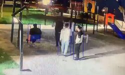 Çocukların oyun gruplarının ve güvenlik kamerasının kırıldığı anlar kamerada