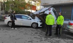 Otomobil hafif ticari aracın altına girdi: 2 yaralı