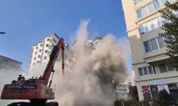 Yıkımı yapılan ağır hasarlı bina kontrollü çöktü