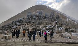 Turistler havaya aldırış etmeden Nemrut Dağı'na tırmandı