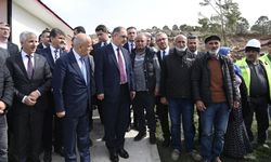 Bakan Özhaseki şehit ailesini yeni konutlarında ziyaret etti 