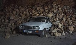 Besni'de istinat duvarı otomobillerin üzerine çöktü 