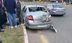 Minibüs ile otomobil çarpıştı: 2 kişi hafif yaralandı