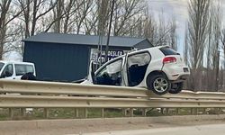 Korkutan Kaza: Otomobil Refüje Çıktı, Yaralılar Var!