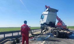 Bariyerlere çarpan tır sürücüsü yaralandı