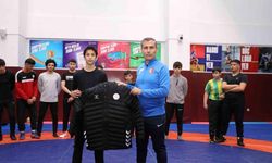 Spor eğitim merkezi sporcularına malzeme desteği
