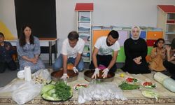 Öğretmenler, öğrencileri için çiğ köfte yoğurdu