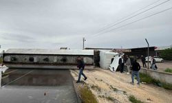 Devrilen tanker yolu trafiğe kapattı