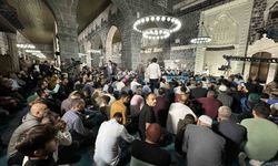 Kadir Gecesi’nde cami cemaatine Kur’an-ı Kerim dağıtıldı
