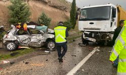 Adıyaman'da Kamyon ile otomobil çarpıştı 2 Genç Hayatını kaybetti