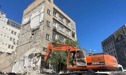 Merkez ve ilçelerdeki Ağır hasarlı binaların yıkımı devam ediyor