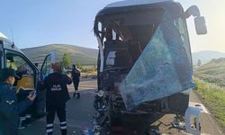 Yolcu otobüsü ile kamyonet çarpıştı, 17 kişi yaralandı