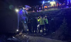 Yolcu otobüsü devrildi: 2 kişi öldü, 34 kişi yaralandı