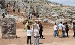 Adıyaman'da restorasyonu tamamlanan tokalaşma anıtı ve yazıt sergilenmeye başlandı