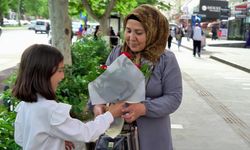 “Bunu Annen İçin Aç” yazılı kartlar dikkat çekti