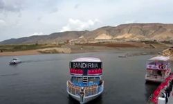 Bandırma Vapuru Hasankeyf’te bayraklarla karşılandı