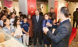  Başkan Şahin, Medine Kahramanı Fahreddin Paşa’yı anlatan sergiyi çocuklarla gezdi 