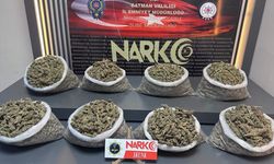 Polisten kaçan sürücünün aracından attığı torbalardan 8 kilo 100 gram skunk çıktı