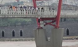 Köprüden nehre atlayan kadın botla kurtarıldı
