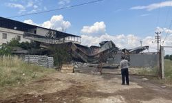 Diyarbakır'da çatısına yıldırım isabet eden depo, çıkan yangında hasar gördü