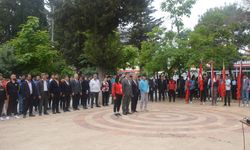 Besni Gençlik Haftası Açılışında Çelenk Sunma Töreni Yapıldı