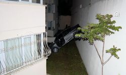 Apartmanın bahçesine düşen otomobilin sürücüsü yaralandı