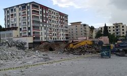 Depremde ağır hasar alan bina yıkım sırasında çöktü