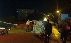 Kum yığınına çarparak devrilen otomobil sürücüsü yaralandı  - Videolu Haber