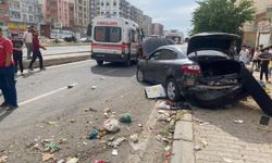 Otomobilin çöp konteynerine çarpması sonucu 4 kişi yaralandı