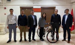 Midyat Kaymakamı Özdemir, sınavda başarı sağlayan öğrenciyi bisikletle ödüllendirdi