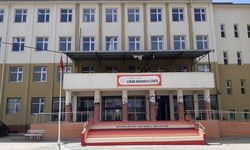 Okulda tartışma, velilerden 1 kişi bıçaklandı