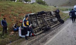 Çelikhan'da devrilen minibüsteki 15 kişi yaralandı